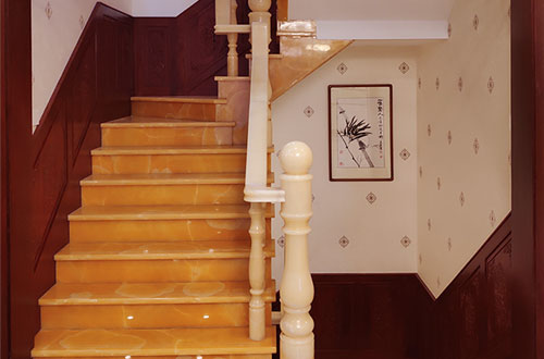 洛川中式别墅室内汉白玉石楼梯的定制安装装饰效果